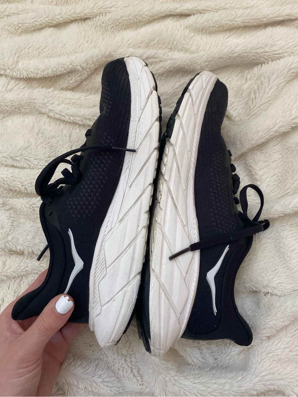 HOKA Arahi 7 running shoes black/white sneakers Sz 6B - Picture 3 of 7